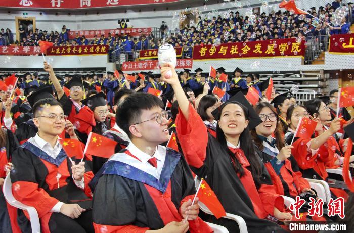 畢業(yè)生在現(xiàn)場慶祝畢業(yè)?！≮w曉 攝