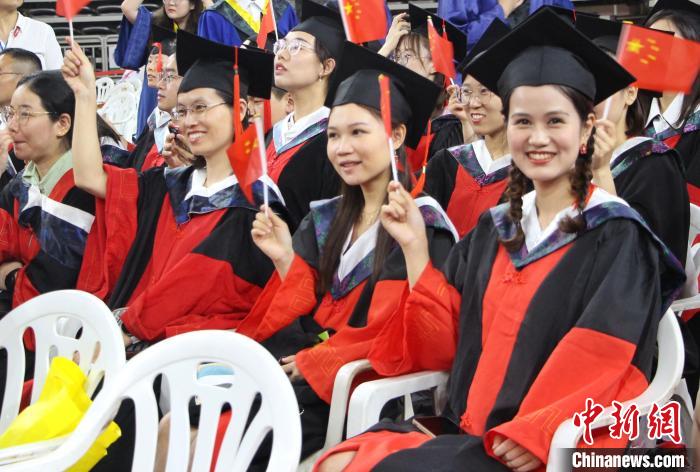 畢業(yè)生參加畢業(yè)典禮?！≮w曉 攝