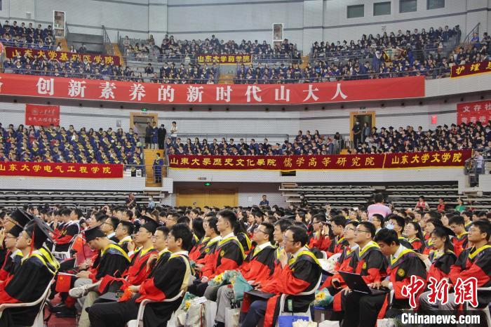 畢業(yè)典禮現(xiàn)場?！≮w曉 攝