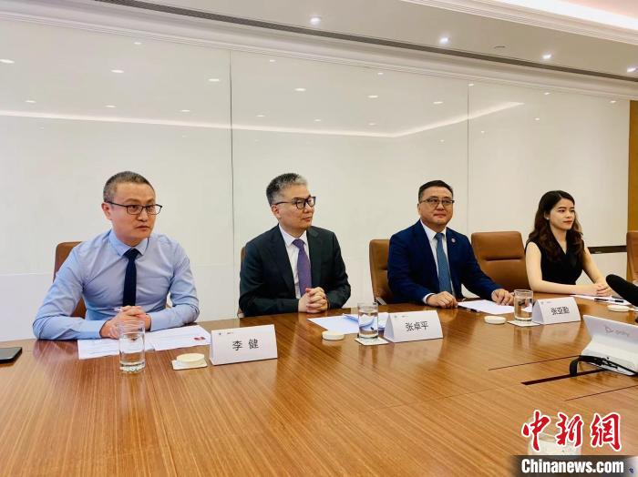 太古(中國)有限公司主席張卓平(左二)介紹計(jì)劃內(nèi)容?！〈餍H 攝