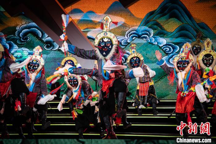 圖為文藝表演現(xiàn)場。　旦增嘎瓦 攝