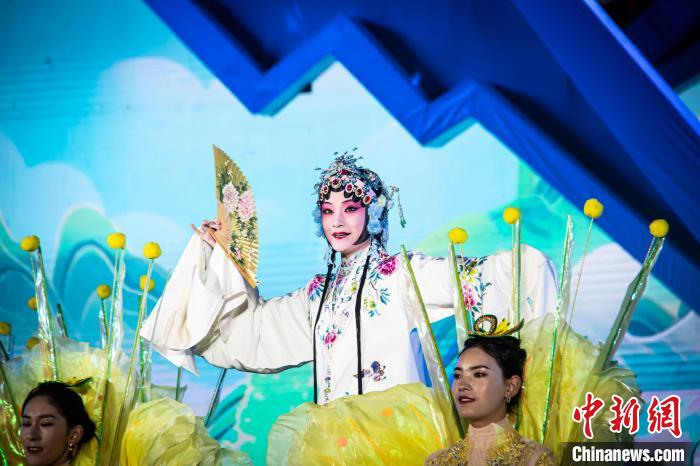 圖為文藝表演現(xiàn)場?！〉┰龈峦?攝