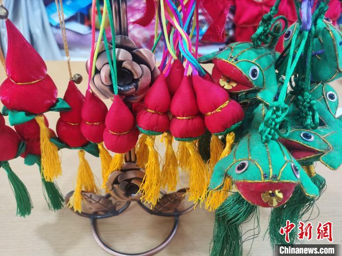 圖為勝芳古鎮(zhèn)的各種布藝葫蘆，諧音取“福祿”寓意，深受游客喜愛?！⌒蟻喣?攝