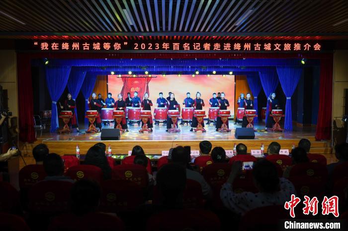 媒體記者游古城、賞非遺、品美食，感受當?shù)睾裰氐奈幕滋N?！∥淇〗?攝