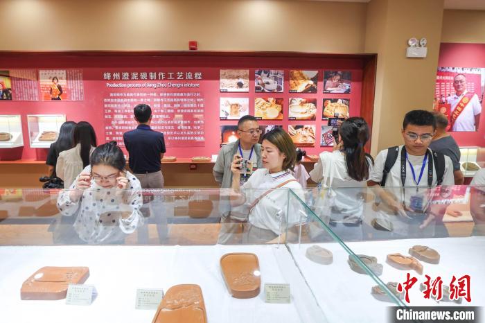 媒體記者賞非遺?！∥淇〗?攝