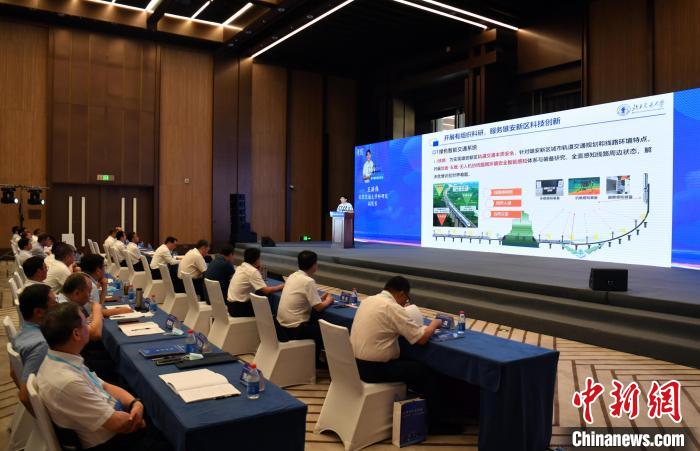 圖為北京交通大學(xué)科研院副院長王洪偉發(fā)表主旨演講?！№n冰 攝