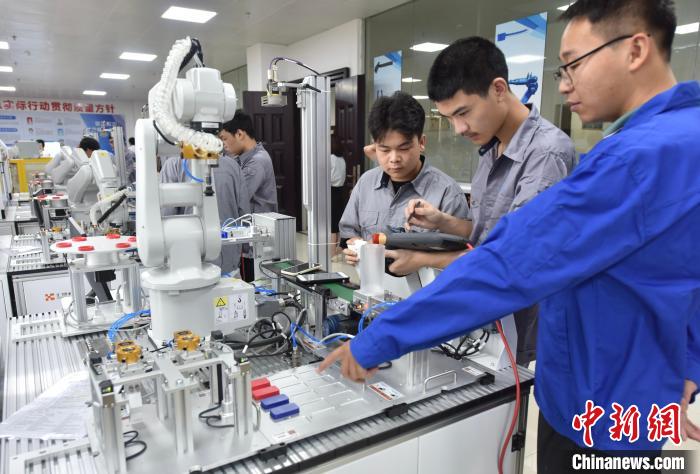 圖為江西機電職業(yè)技術(shù)學院實訓室?！∠闹竞?攝