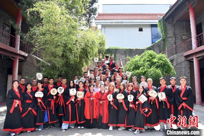 圖為參與研學的學生們在關中書院合影留念?！【琶赖┰?攝