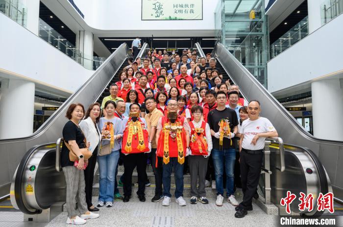 臺胞們期望媽祖能保佑兩岸同胞出入平安、軌交運行順利。　昆山市臺辦供圖