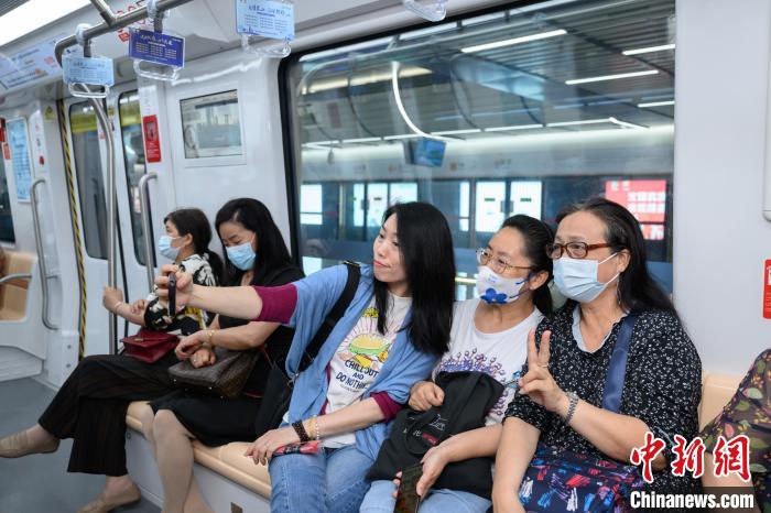 臺胞們試乘軌交，感受“第二故鄉(xiāng)”的快速發(fā)展?！±ド绞信_辦供圖