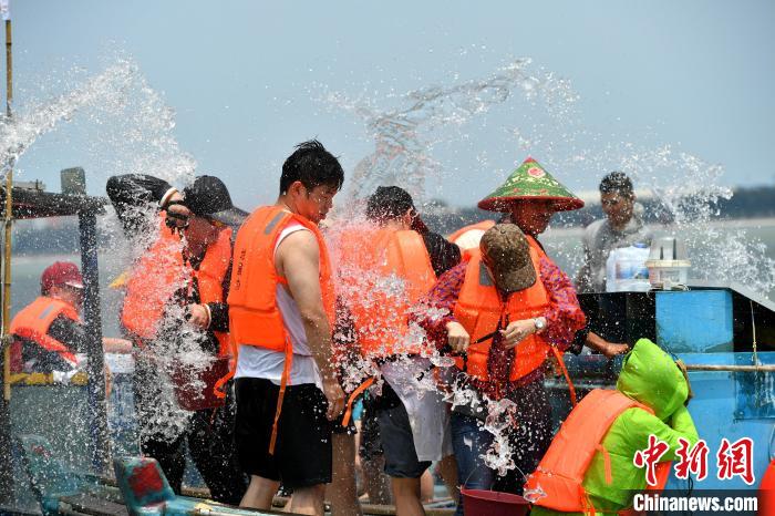 圖為兩岸民眾海上潑水慶端午。　呂明 攝