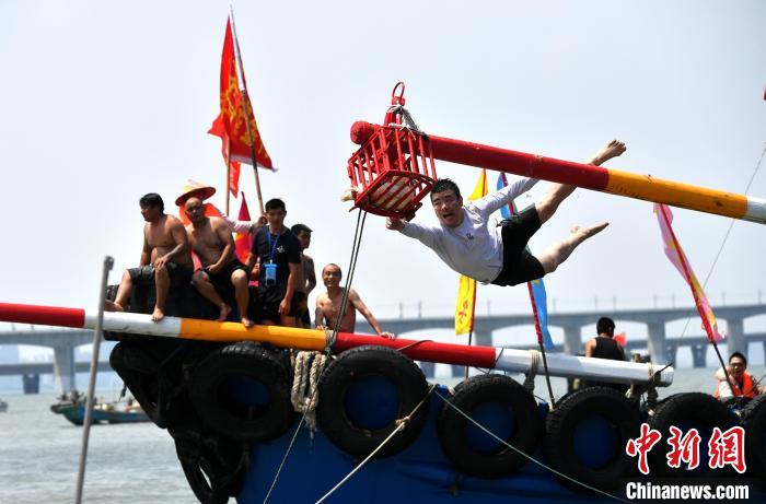 圖為海上捉鴨?！蚊?攝