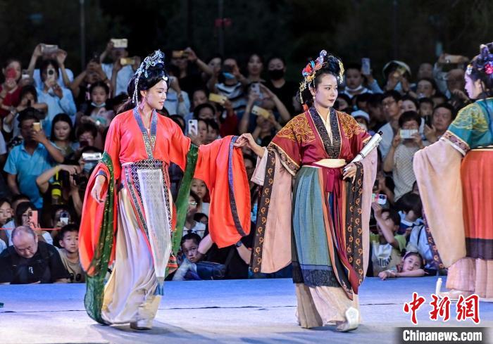 整劇以各朝代傳統(tǒng)服飾為秀場(chǎng)，以雍容華貴的盛世唐舞為舞臺(tái)，感受中華民族傳統(tǒng)服飾魅力?！⑿?　攝