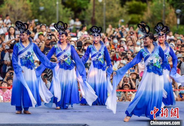 “霓裳華服·穿越絲路”國(guó)風(fēng)大秀在新疆烏魯木齊市人民公園華麗上演?！⑿?　攝