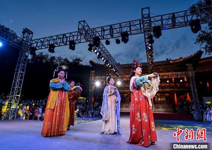 展示從秦漢時(shí)期到明朝時(shí)期，中華傳統(tǒng)妝容、服飾體系的演變過程及時(shí)代特征?！⑿?　攝