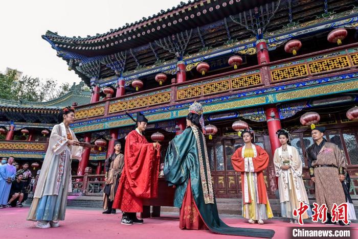 “漢服為媒·鳳冠霞帔”明制婚禮。　劉新 　攝