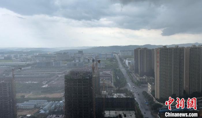 22日，南寧市下起“龍舟水”強降雨，近處電閃雷鳴烏云密布，遠處晴天依舊?！⊥跻哉?攝