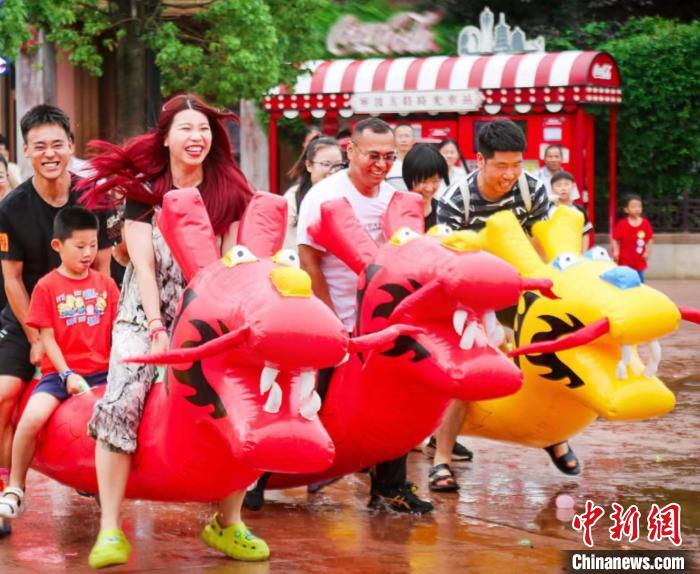 端午節(jié)假期期間,學(xué)生及家長在寧波方特景區(qū)游玩 寧波方特供圖