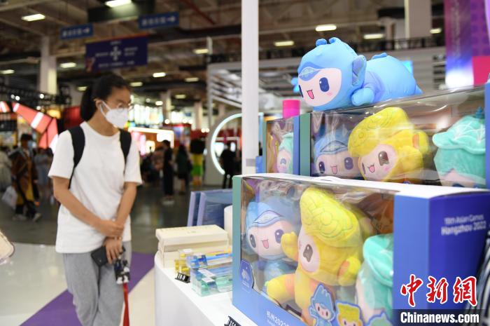 杭州亞運(yùn)會(huì)吉祥物吸引參觀者?！⊥鮿?攝