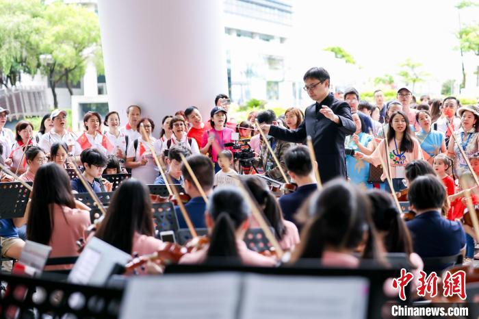 合唱團(tuán)演奏樂(lè)曲?！≈鬓k方 攝