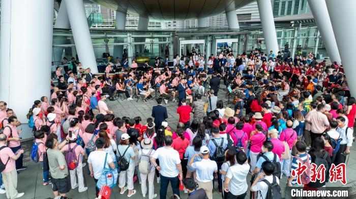 快閃音樂(lè)會(huì)現(xiàn)場(chǎng)?！≈鬓k方 攝