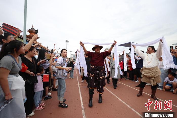 貴州“村超”現(xiàn)場(chǎng)迎來(lái)藏族球隊(duì)：以球促交流