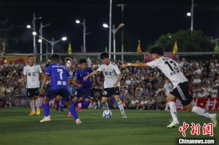 圖為青海省果洛藏族自治州格薩爾王足球隊(duì)(藍(lán)衣)和榕江縣“村超”聯(lián)隊(duì)進(jìn)行友誼賽。　瞿宏倫 攝