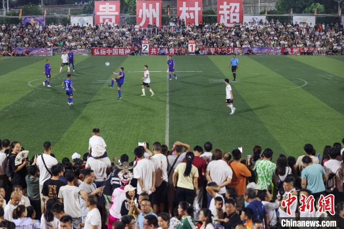 圖為青海省果洛藏族自治州格薩爾王足球隊(duì)(藍(lán)衣)和榕江縣“村超”聯(lián)隊(duì)進(jìn)行友誼賽。　瞿宏倫 攝