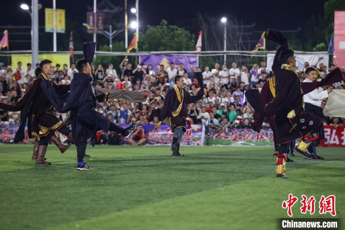 圖為青海省果洛藏族自治州格薩爾王足球隊(duì)帶來(lái)鍋莊表演?！■暮陚?攝