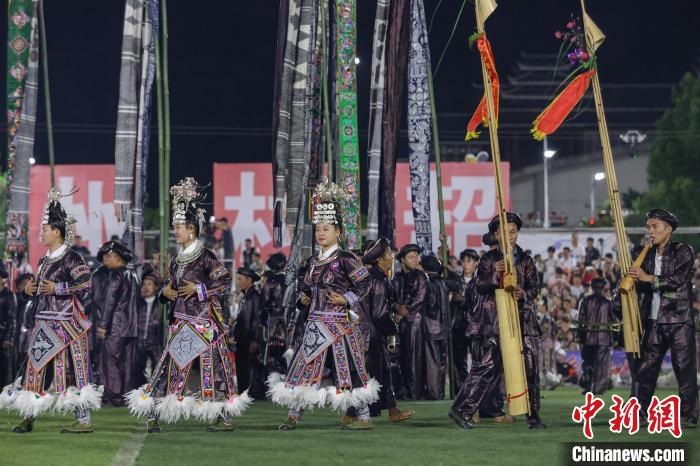 圖為榕江縣少數(shù)民族民眾帶來(lái)民族文化展演?！■暮陚?攝