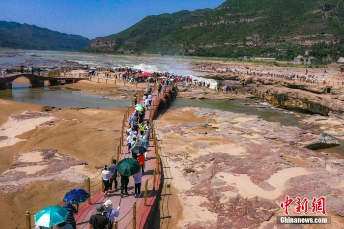 黃河壺口瀑布吸引眾多游客前來參觀游覽?；粲?攝