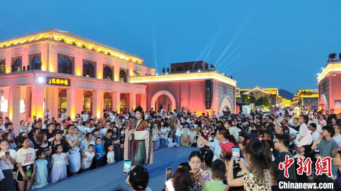 圖為精彩活動(dòng)吸引了眾多游客?！∈サ睾庸取そ鹧影簿皡^(qū)供圖