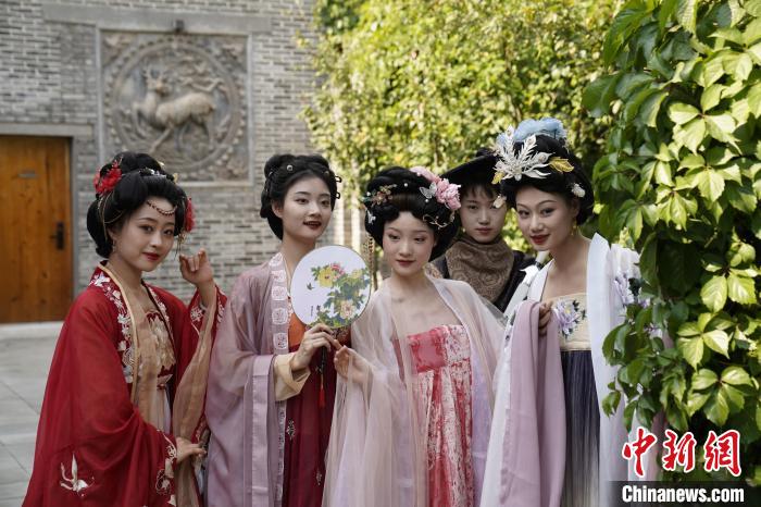 圖為非遺國潮游園會(huì)推出多項(xiàng)精彩活動(dòng)?！∈サ睾庸取そ鹧影簿皡^(qū)供圖