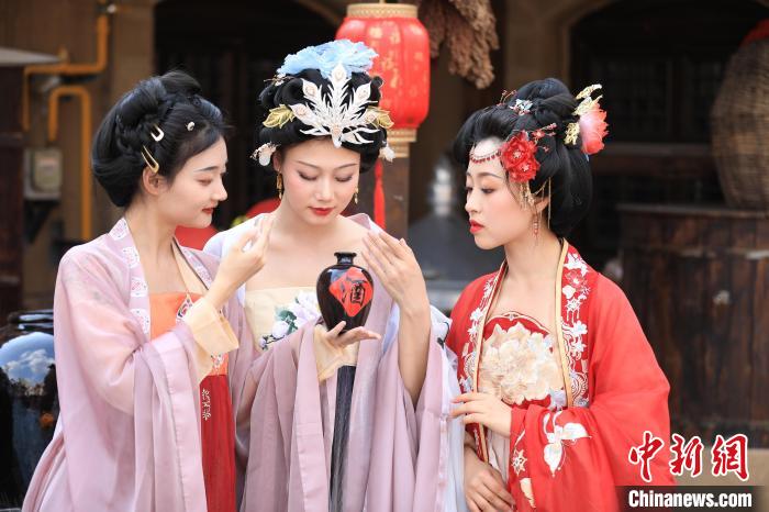 圖為非遺國潮游園會(huì)推出多項(xiàng)精彩活動(dòng)。　圣地河谷·金延安景區(qū)供圖