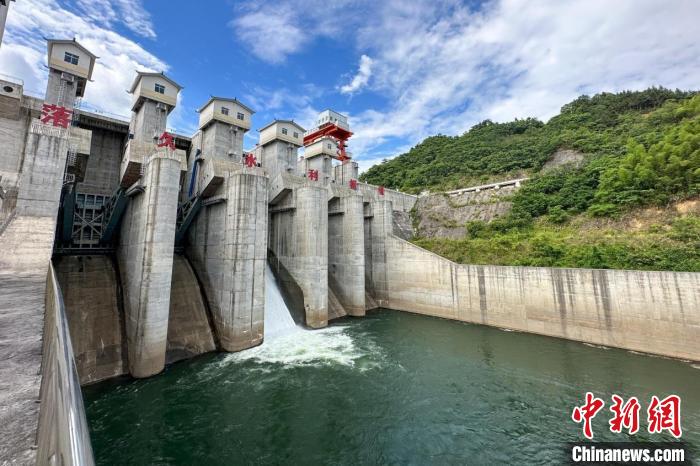 圖為落久水利樞紐工程?！№f國政 攝