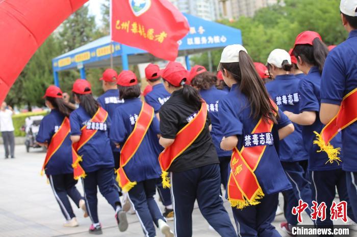 24日，新疆巴州舉行“6·26”國(guó)際禁毒日大型宣傳活動(dòng)，志愿者“健康人生、綠色奔跑”活動(dòng)啟動(dòng)?！√账┛?攝