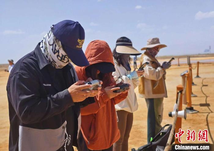 圖為四名旅行達(dá)人在艾肯泉進(jìn)行拍攝?！『钨婚?攝