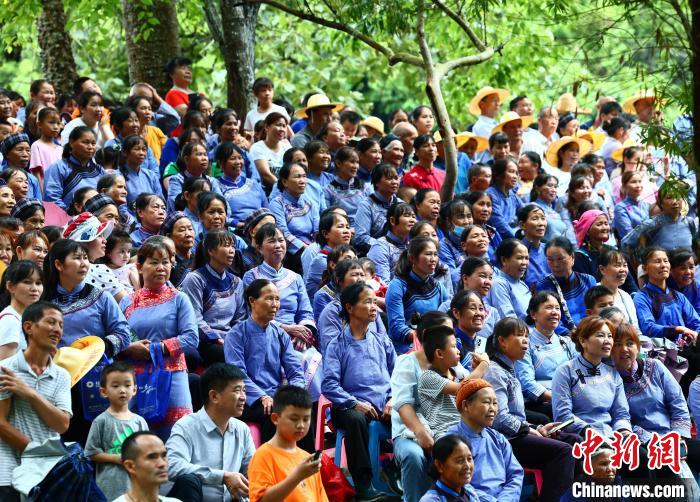 圖為場下的觀眾臺坐無虛席。　楊必盛 攝