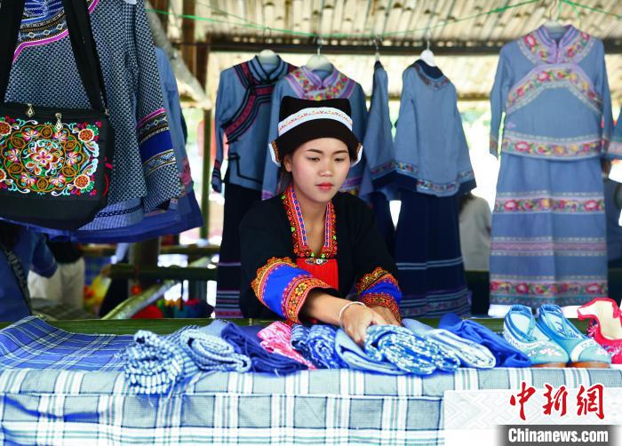 圖為賣土布的少數(shù)民族姑娘?！畋厥?攝