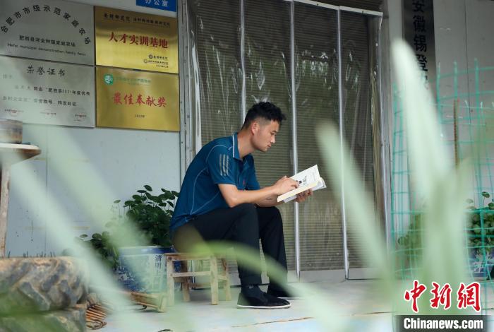 潘軍杰利用閑暇時(shí)間學(xué)習(xí)充電。　陳家樂 攝