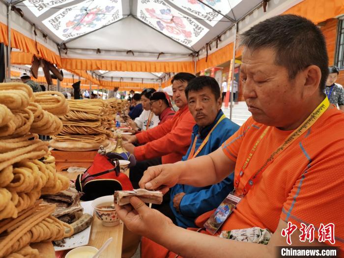 圖為射箭手參加達(dá)頓宴?！?zhí)砀?攝