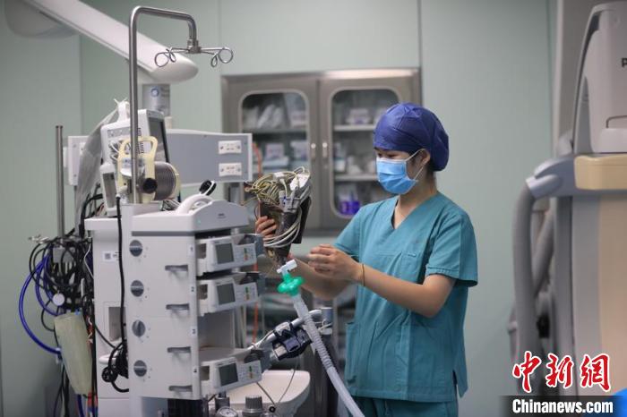 潘乃凡工作時的照片?！〖执髮W白求恩第一醫(yī)院供圖