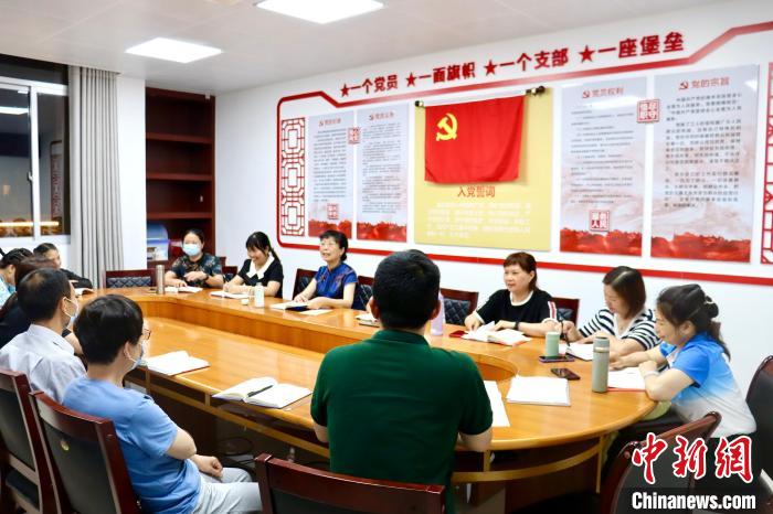 古田縣家庭教育中心開(kāi)設(shè)“婚姻幸福班”，引導(dǎo)家長(zhǎng)科學(xué)地經(jīng)營(yíng)家庭?！窃式?攝