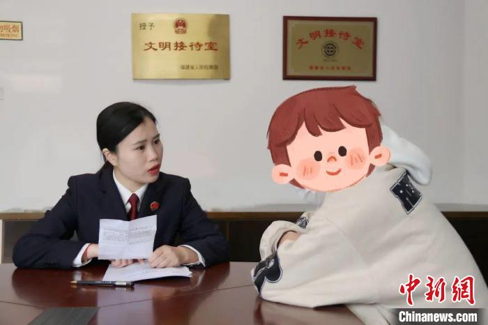 資料圖：檢察官對(duì)小樂(lè)(化名)開(kāi)展一對(duì)一幫扶?！」盘锟h人民檢察院 供圖