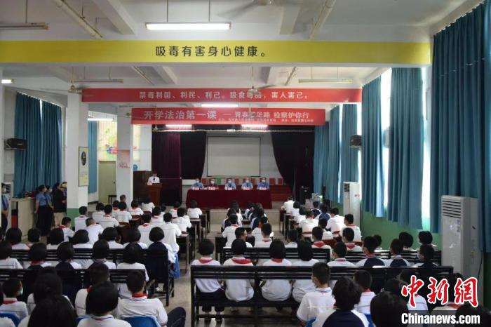 資料圖：古田縣人民檢察院黨組書(shū)記、檢察長(zhǎng)陳廳走進(jìn)校園為學(xué)生講授“開(kāi)學(xué)法治第一課”?！」盘锟h人民檢察院 供圖