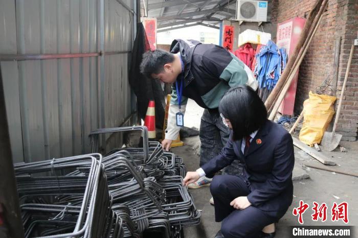 資料圖：古田縣未保聯(lián)盟成員單位實(shí)地調(diào)查位于小學(xué)校門(mén)口邊上的鋼筋場(chǎng)?！」盘锟h人民檢察院 供圖