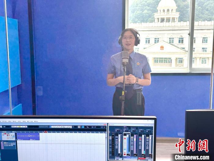 古田縣人民檢察院干警正在錄制普法新媒體視頻?！窃式?攝