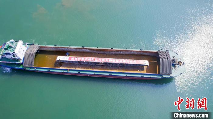 運輸中的最后一節(jié)鋼箱梁?！「鹬迚螜C電公司供圖