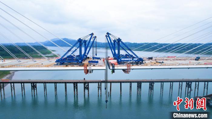 等待最后一節(jié)鋼箱梁的橋面吊機設備?！「鹬迚螜C電公司供圖