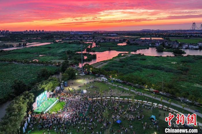 23日，航拍位于南京棲霞區(qū)龍?zhí)对谒环骄皡^(qū)的荷花基地，在絢麗晚霞的映襯下，這里“千層翠蓋萬(wàn)紅妝”?！°蟛?攝